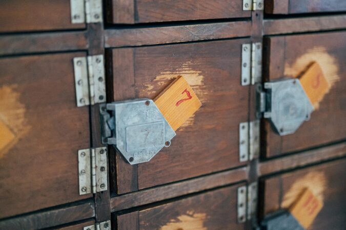 油川温泉の木製の下駄箱、数字が書かれた木札の鍵が差し込んである