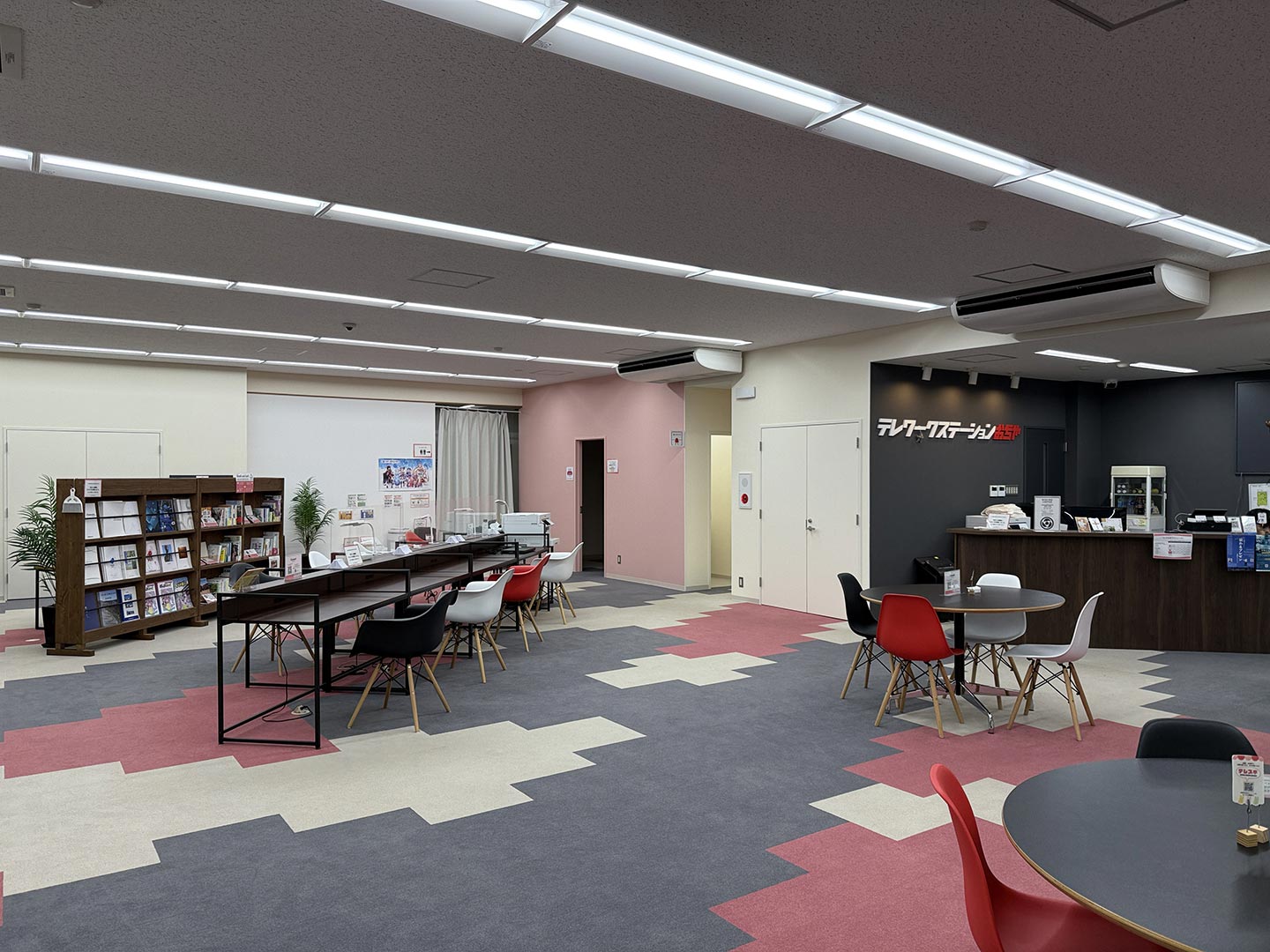 広々とした空間の「テレワークステーションおぢや」コワーキングスペース