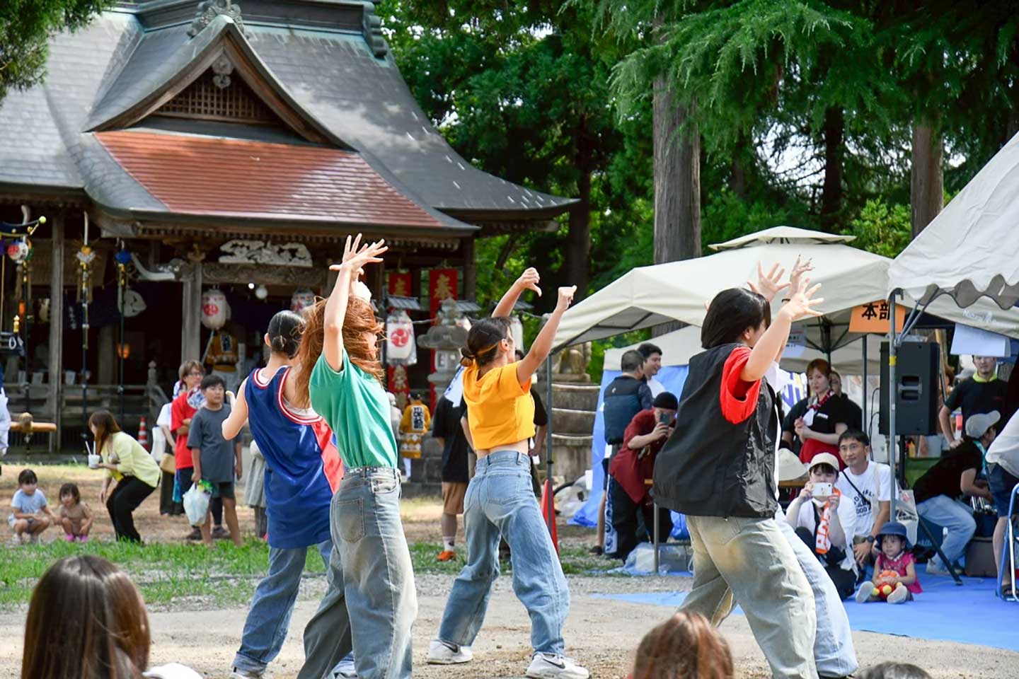 二荒神社祭礼の敷地内で、市内出身の若手がダンスをしている様子