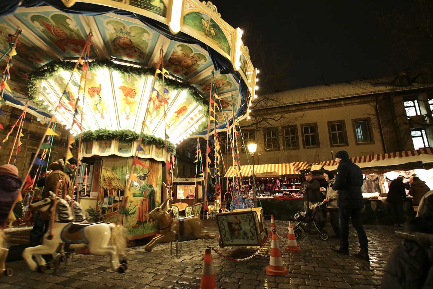 ドイツ・エアランゲン市の夜のクリスマスマーケットに設置された、光り輝く回転木馬