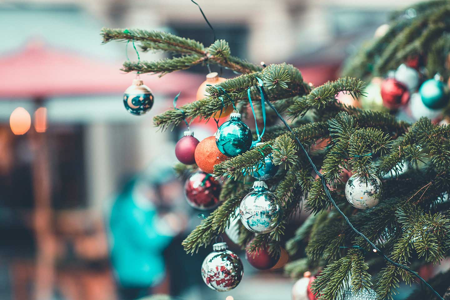 クリスマスツリーに飾られた青や赤のクリスマスボール