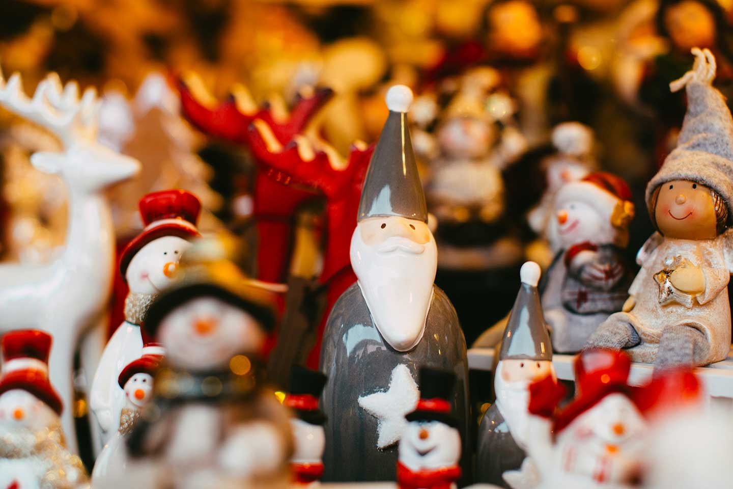 サンタクロースやスノーマン、トナカイのクリスマスオーナメントが並んでいる