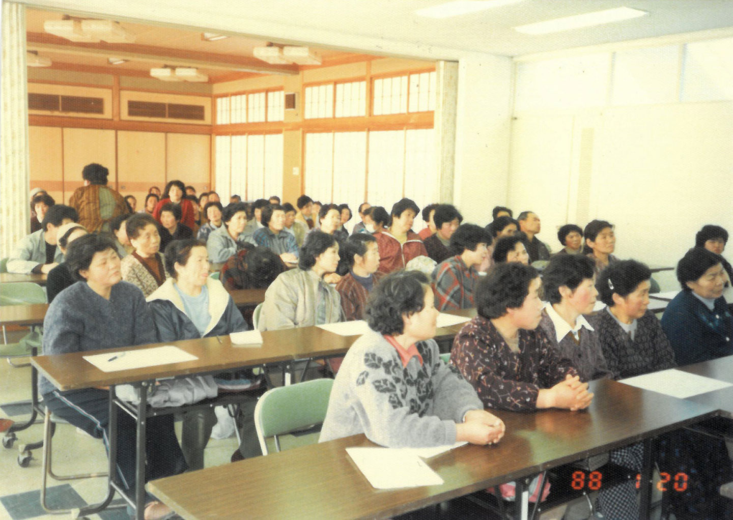 1988年1月20日の日付がプリントされている勉強会の記録写真。50名近くの参加者のほとんどが女性。