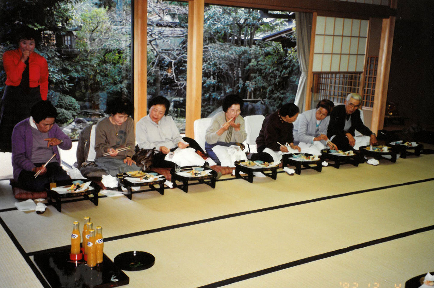 1992年12月4日の日付がプリントされている研修の写真