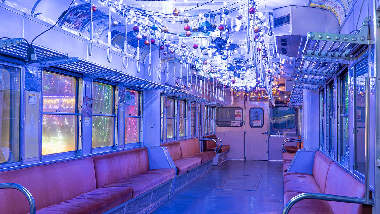 小湊鐵道イルミネーション時期の車内。天井に飾りつけがされている