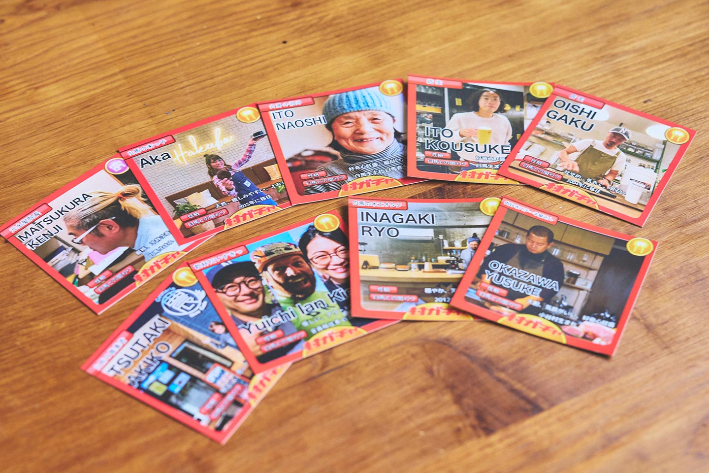 ーブルの上に並べられた9組の村民カード