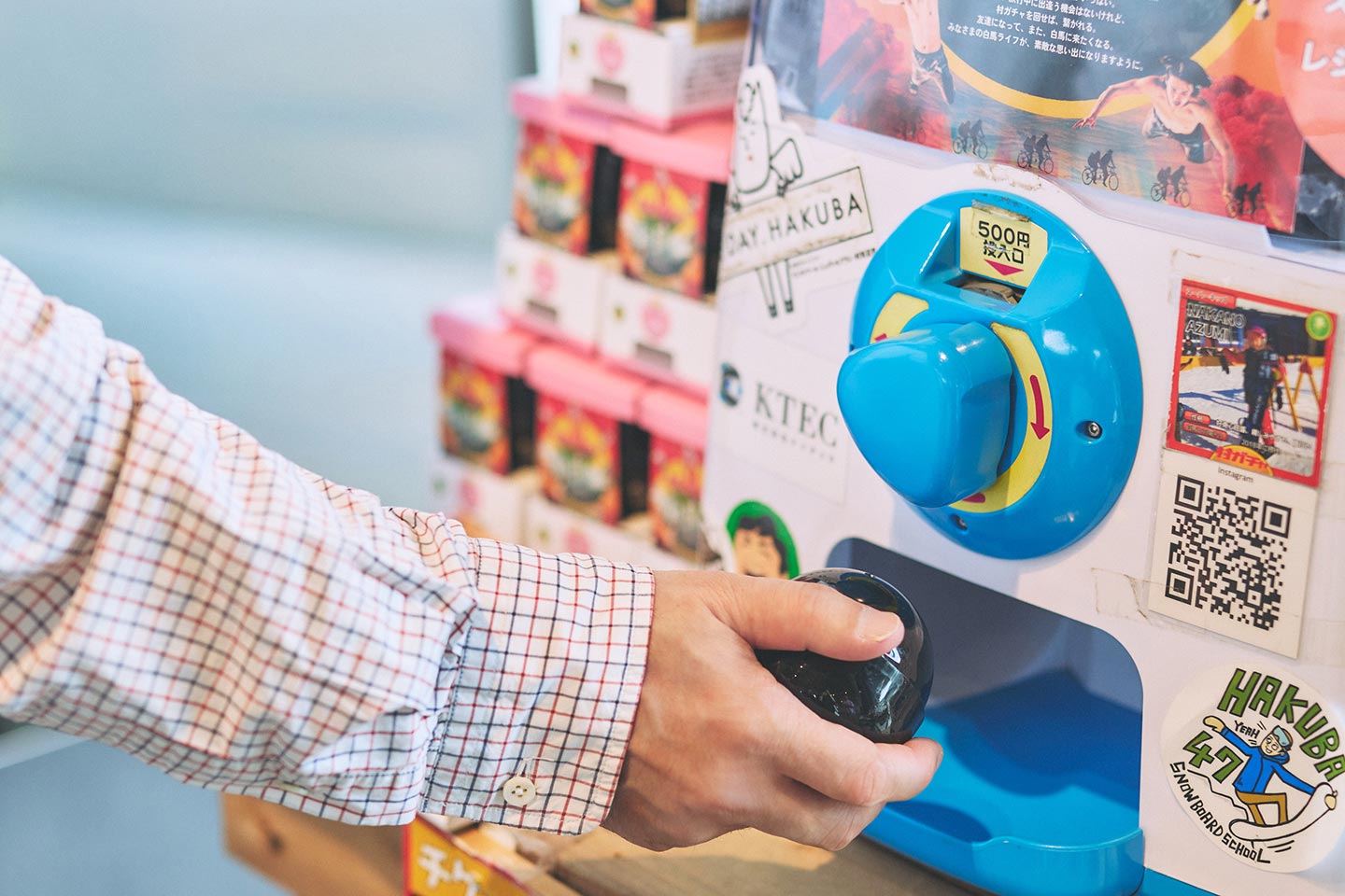 村ガチャのハンドルを回す