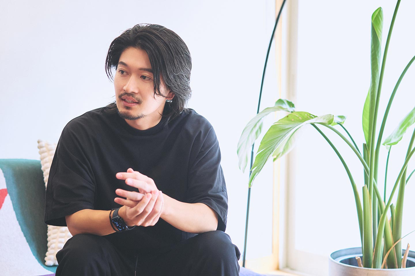 椅子に座り、村ガチャについて語る猪瀬映良さん