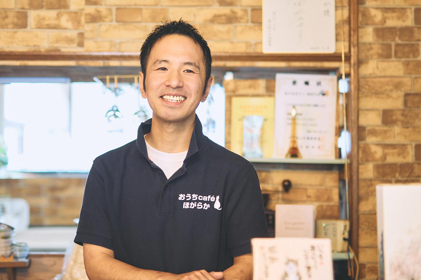 カウンターに立つ笑顔の日城光朗さん