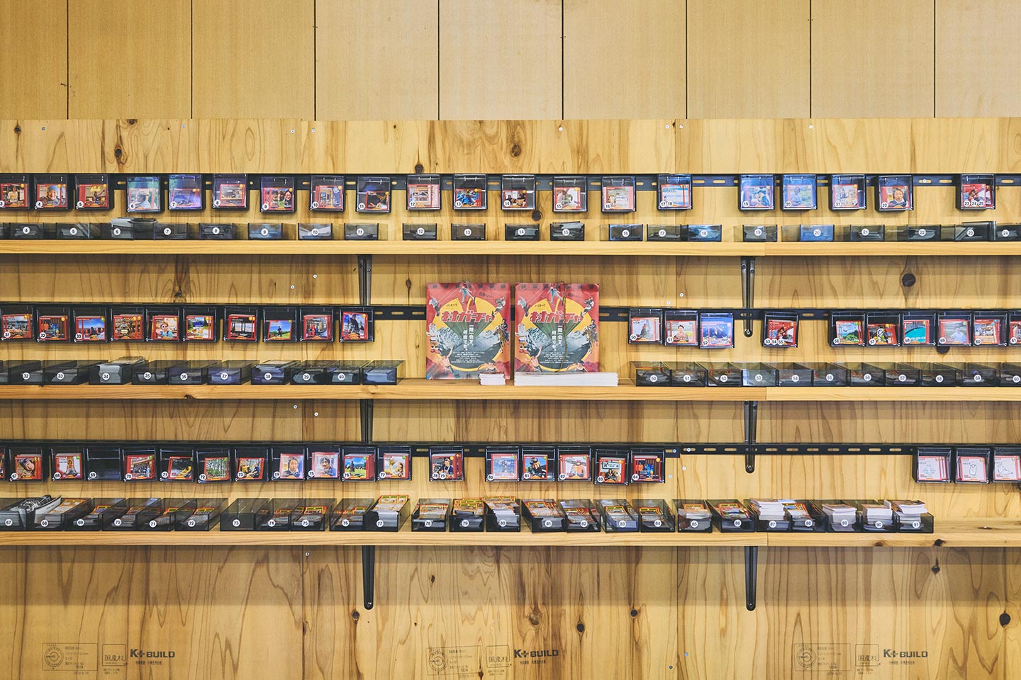 事務所の壁に並べられた村民カードと特典チケット