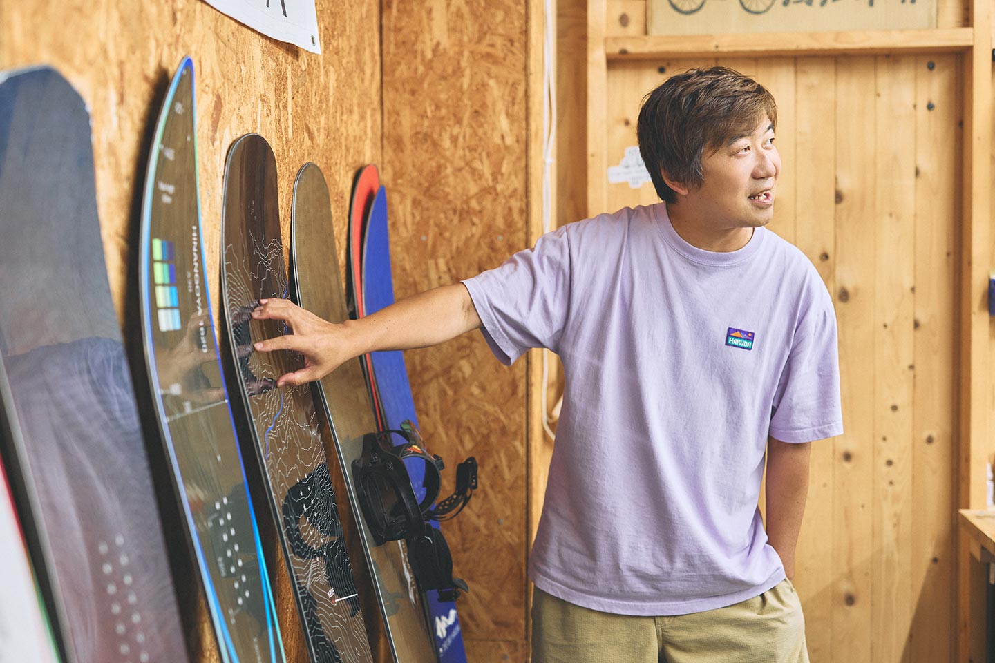 スノーボードを前に説明する佐藤さん