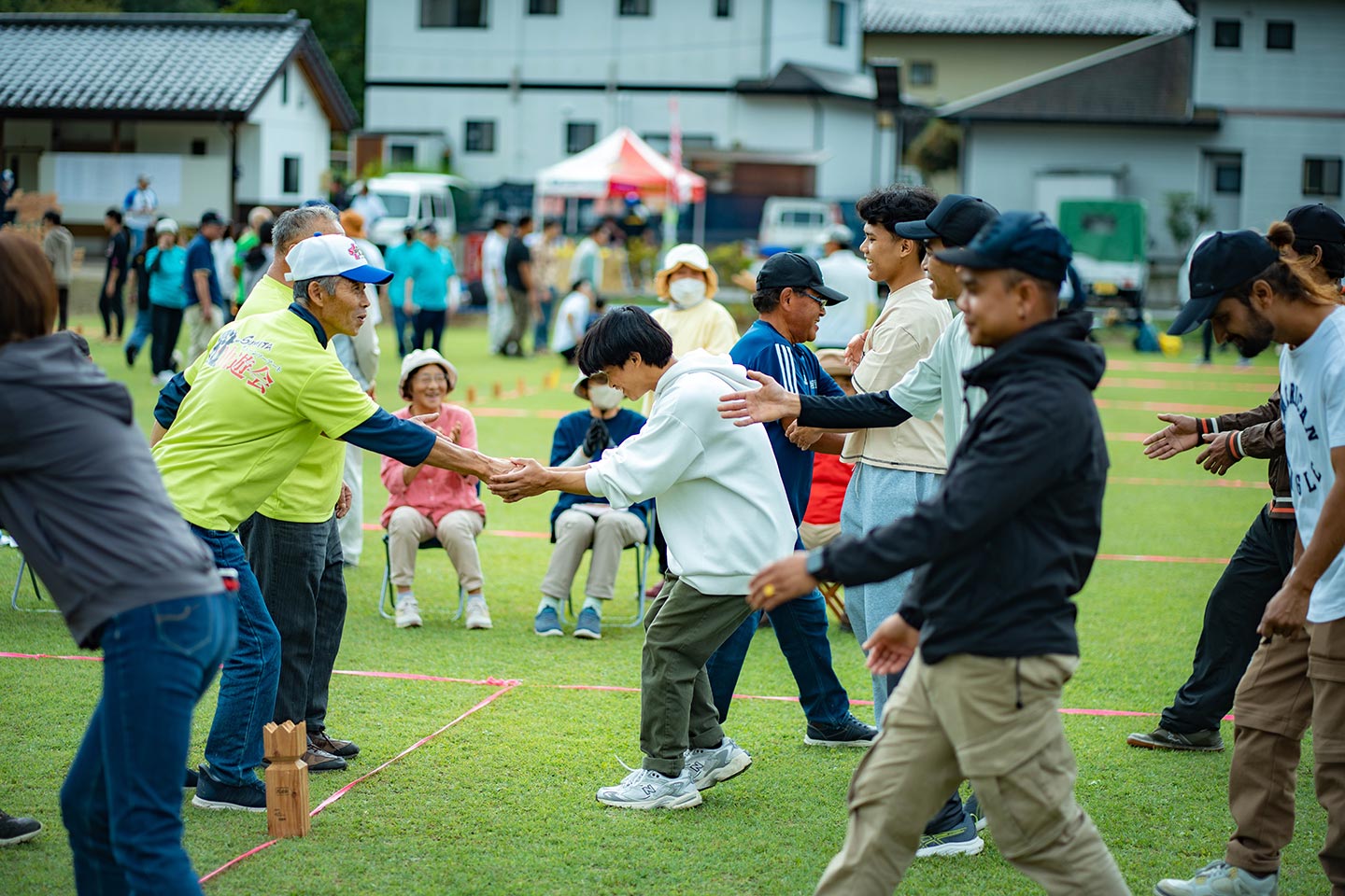 クッブの試合前に握手をする参加者たち