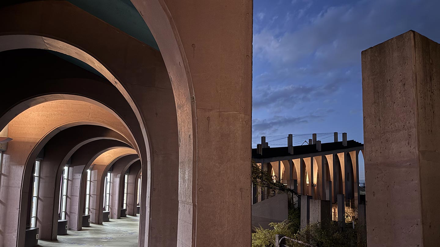 進修館の回廊「コロネード」。アーチ状の柱が連なる