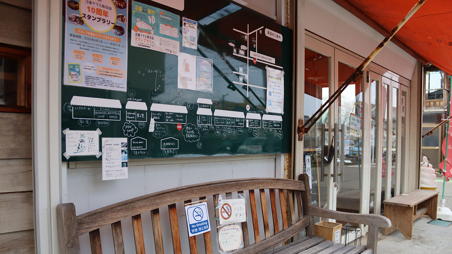 商店街の惣菜屋さんの外観。店の壁には商店街の店舗マップが描かれている