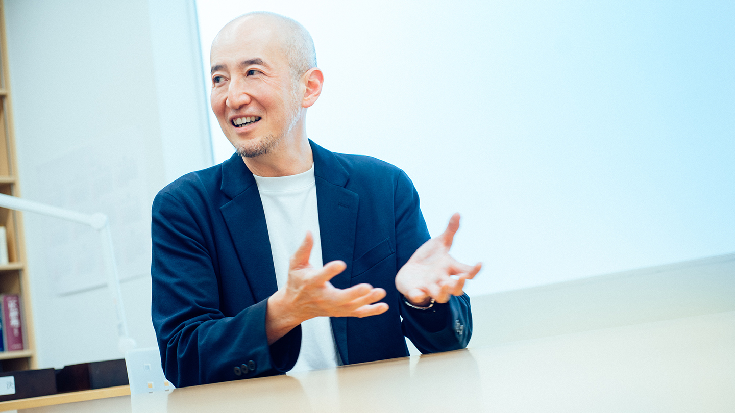 手振りを交えながら説明する鷲田めるろさんの様子