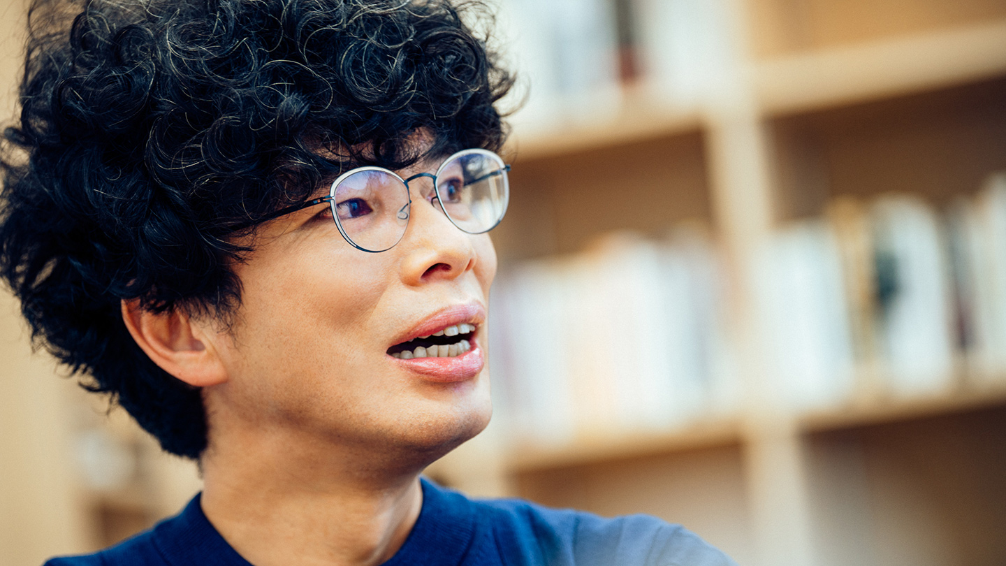 鷲田めるろさんに笑顔で話している片桐仁さんの横顔