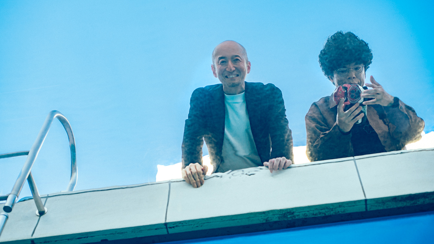 『スイミング・プール』の底にあたる地下空間から見上げると、水面の揺らぎの向こうに鷲田めるろさんと片桐仁さんがのぞき込んでいる