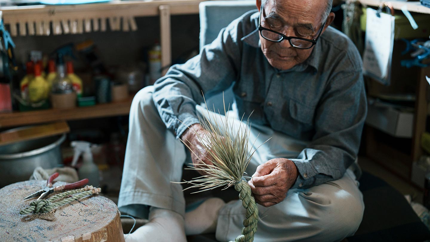 わら細工をつくっている上甲清さん
