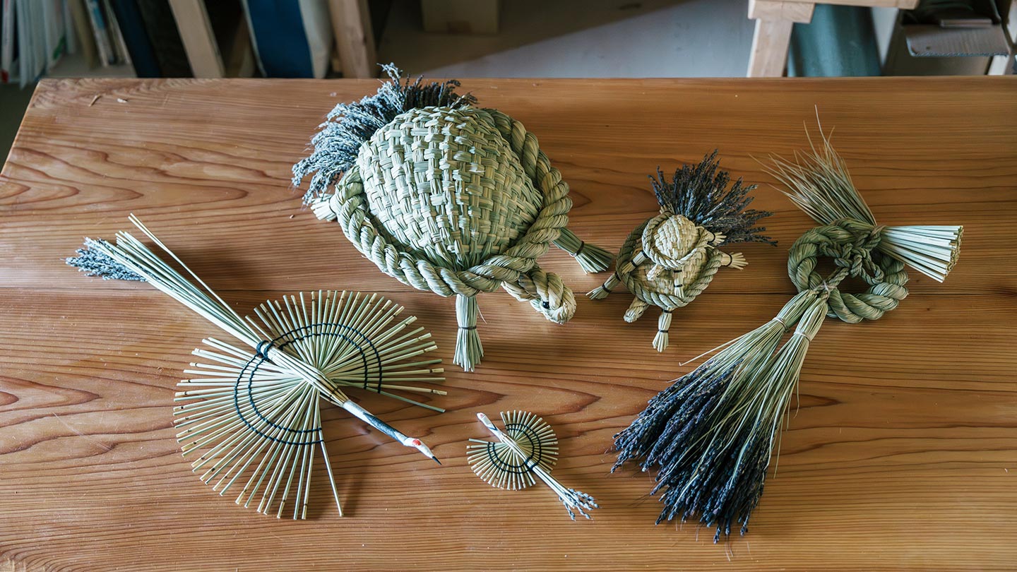 大小さまざまな形をした鶴と亀のわら細工としめ縄