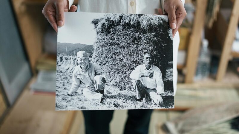 わらぐろの前に60代の清さんとその仲間が座っている