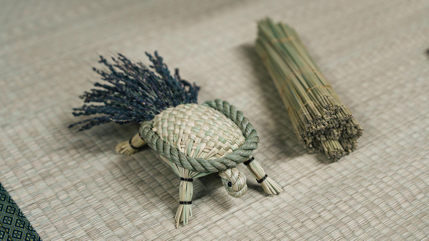 手のひらサイズの亀のわら細工。尻尾の部分は稲穂を束にしてつくられている