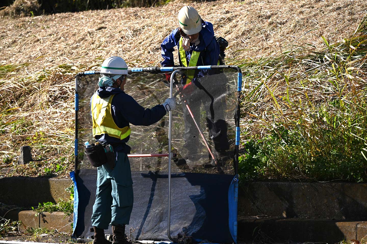河川の整備をする2人の男性