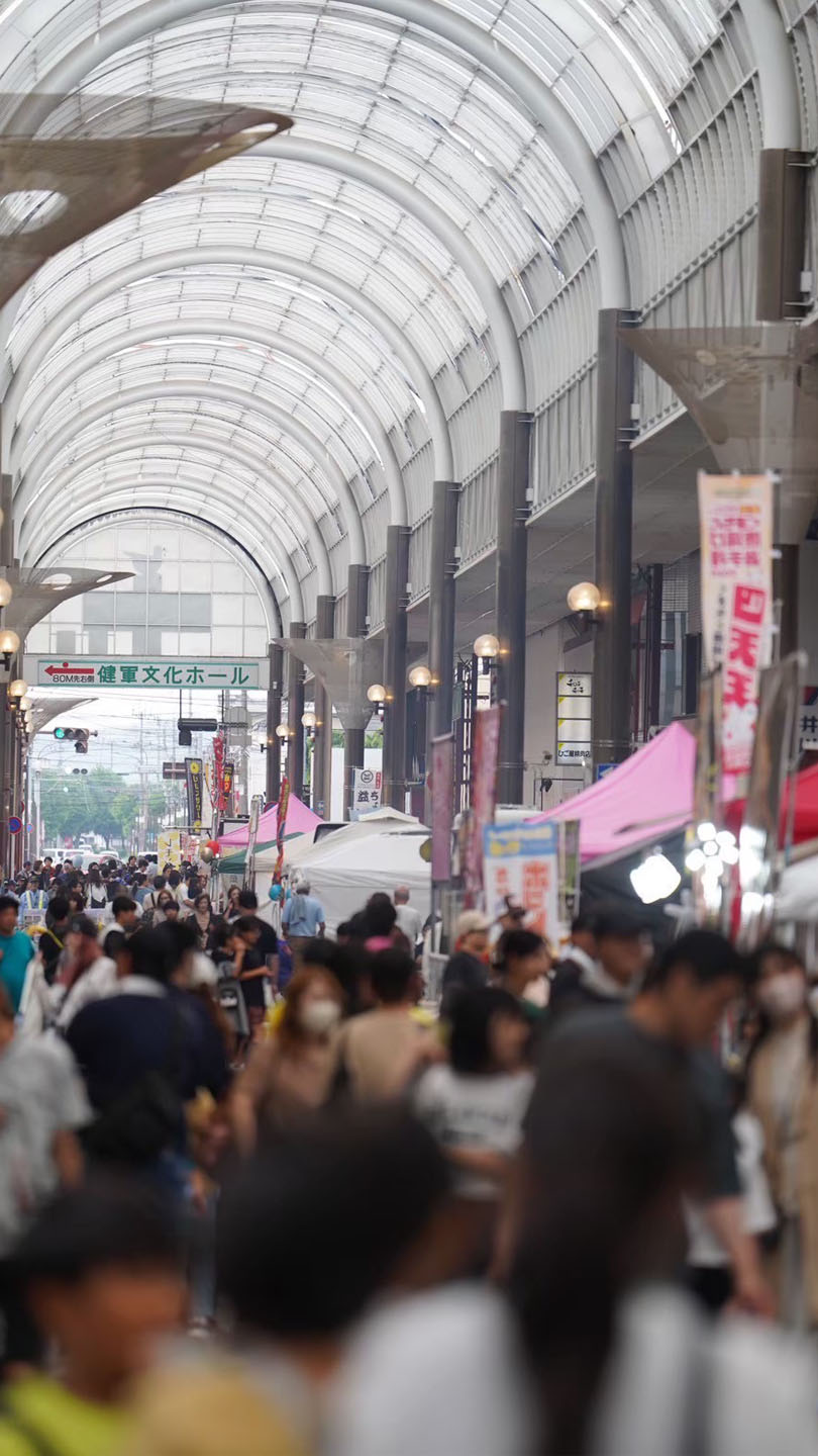 熊本市健軍商店街・ピアクレスの夜市。アーケードに屋台が並び、多くの人でにぎわっている