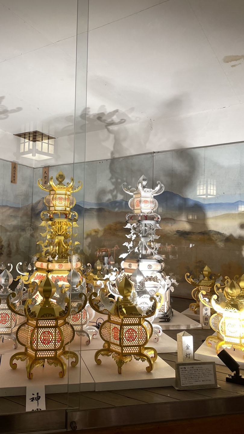 ショーケースのなかに並ぶ和紙製の灯籠