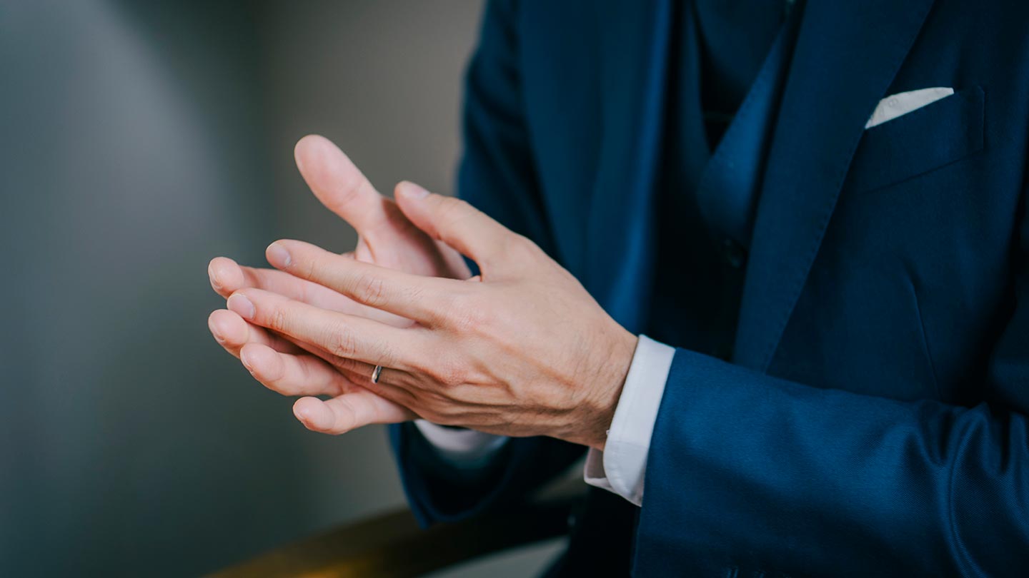 情報リテラシーについて話す山口さんの手元