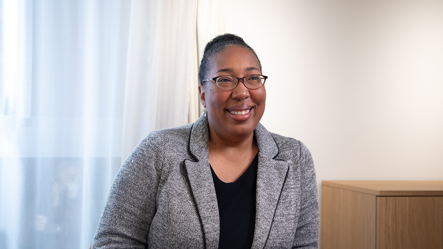 机の前に座ってインタビューに答える、ミネルバ大学 東京シティ・ディレクターのジェニファー・バトラーさん