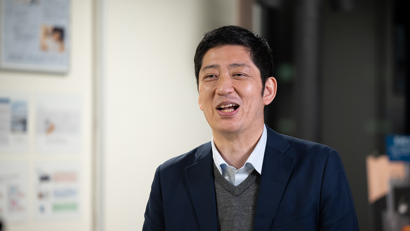 インタビューに答える佐々木護さん