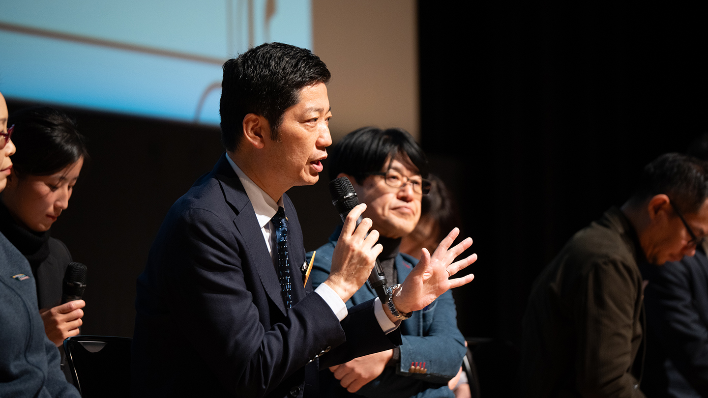 マイクを持って話す佐々木さん