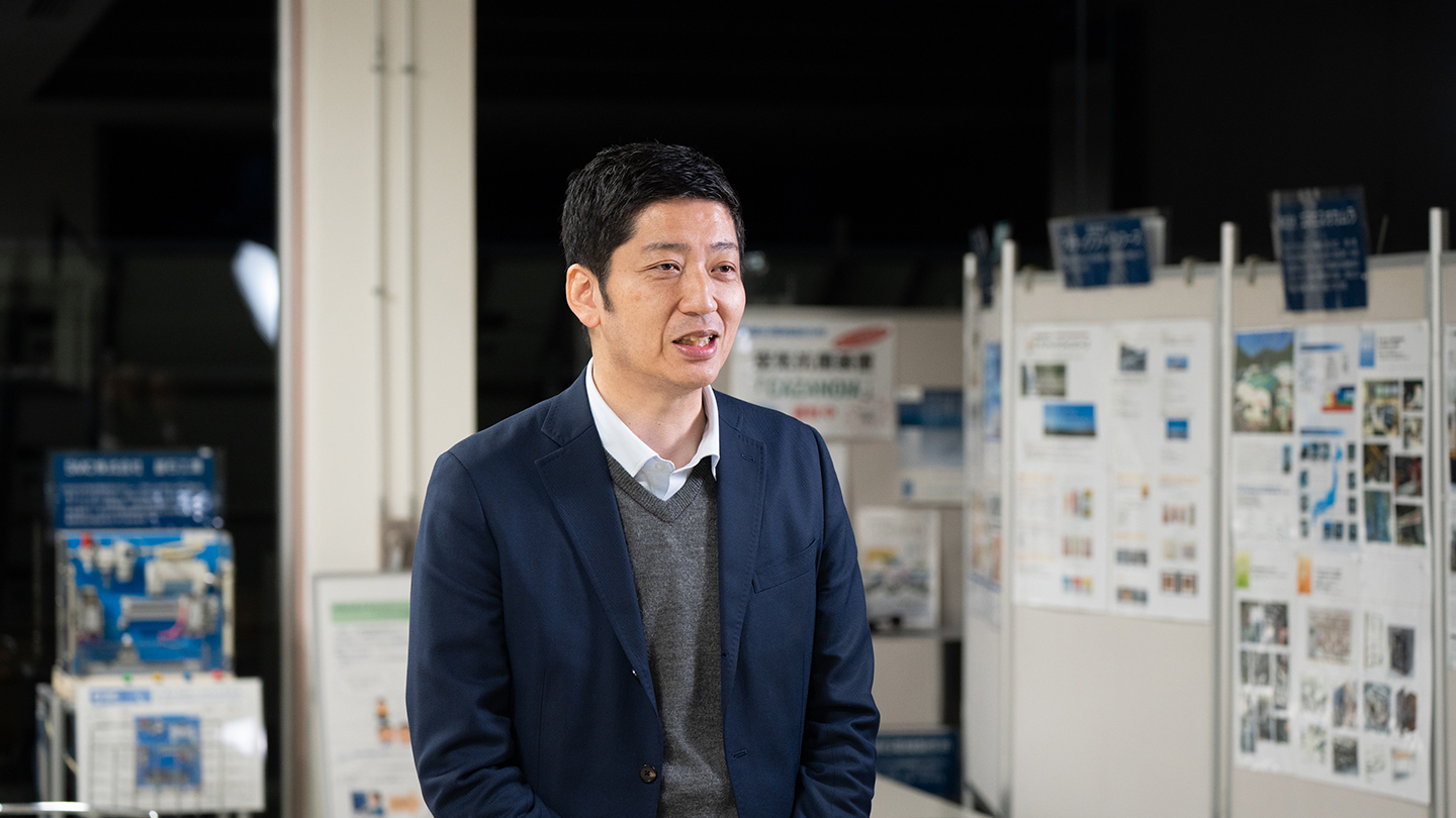 インタビューに答える佐々木さん