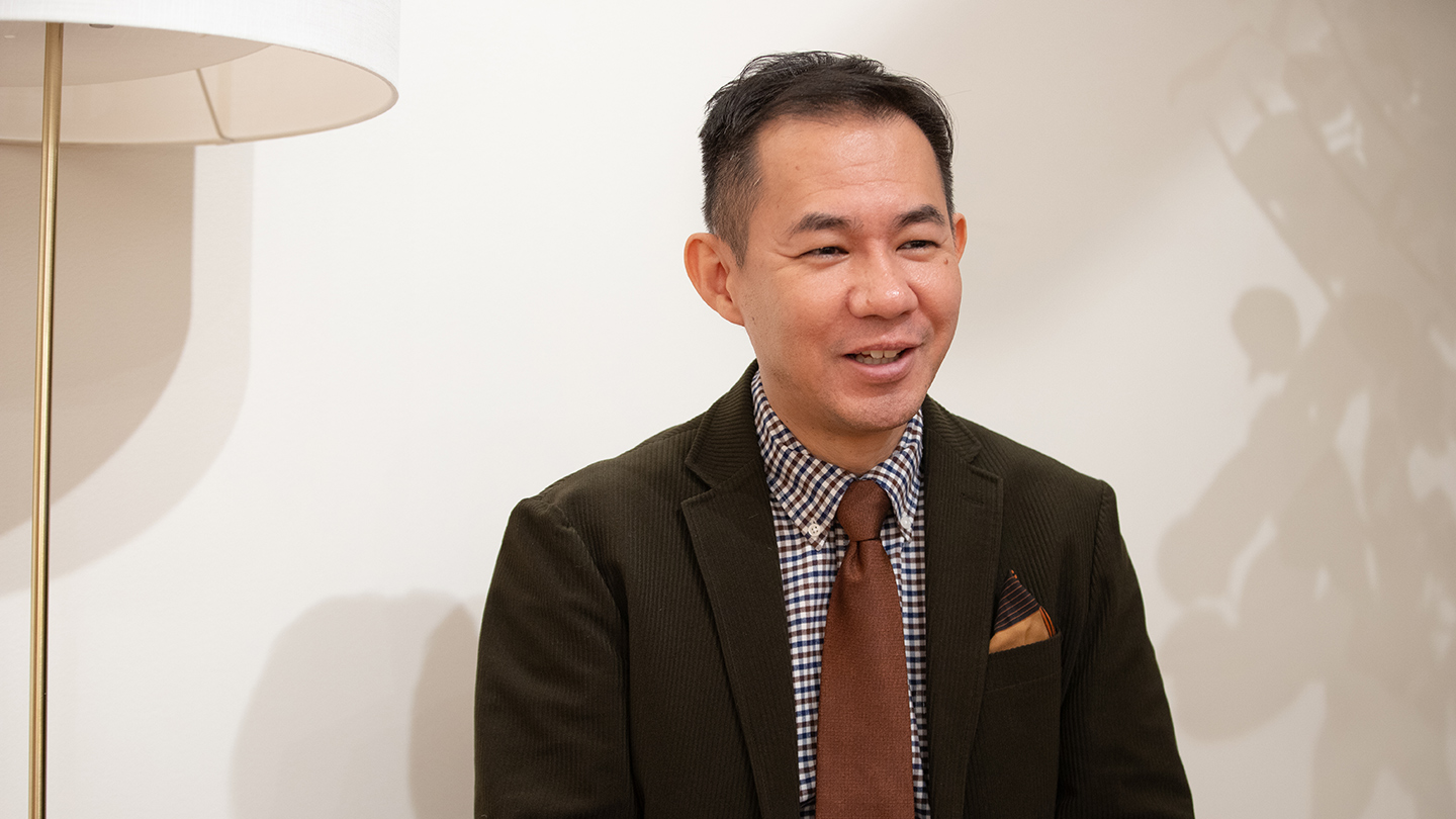 インタビューに答える佐野雅啓さん