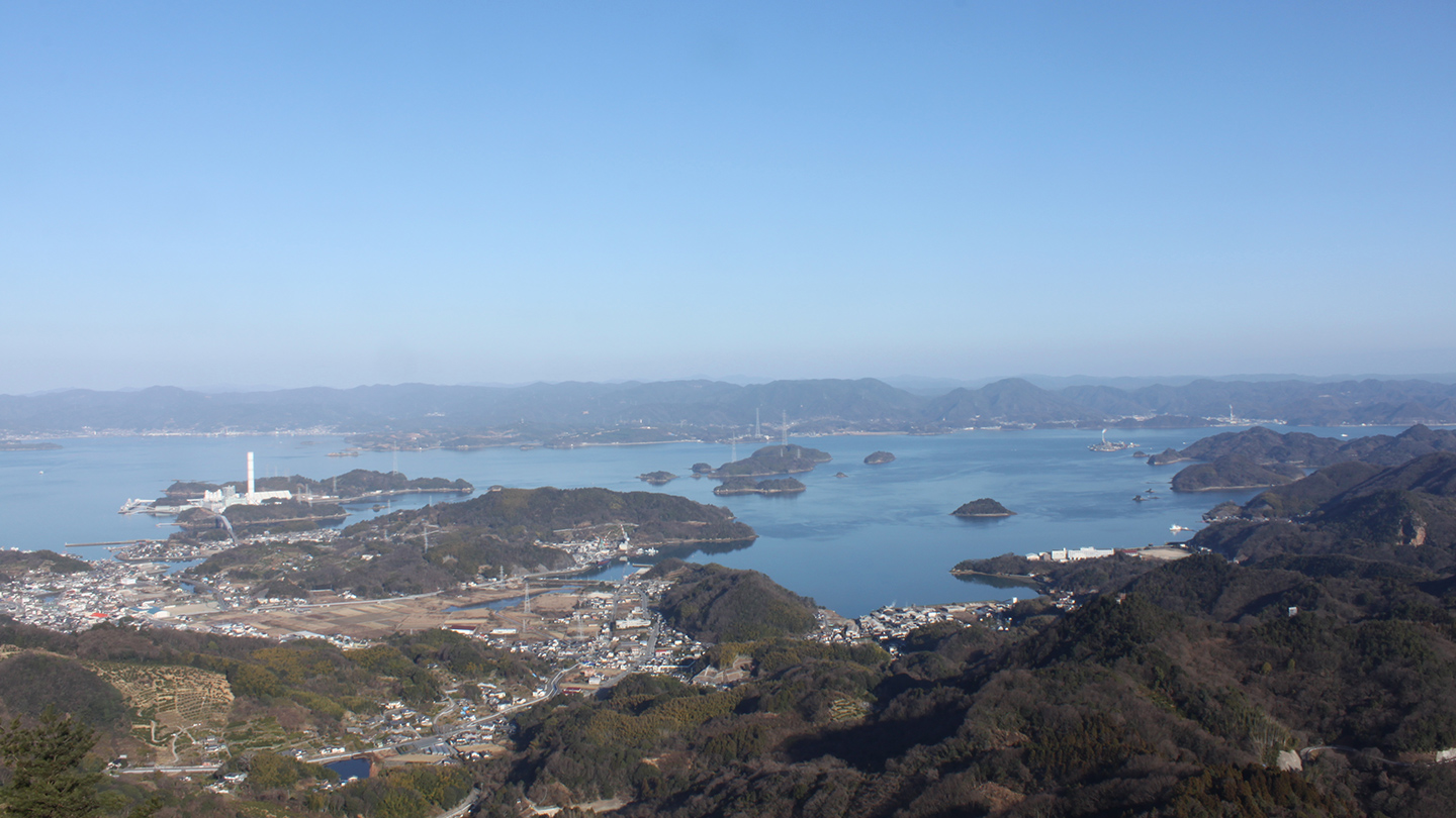 神峰山から見える風景。瀬戸内海と、そこに浮かぶ島々が映っている