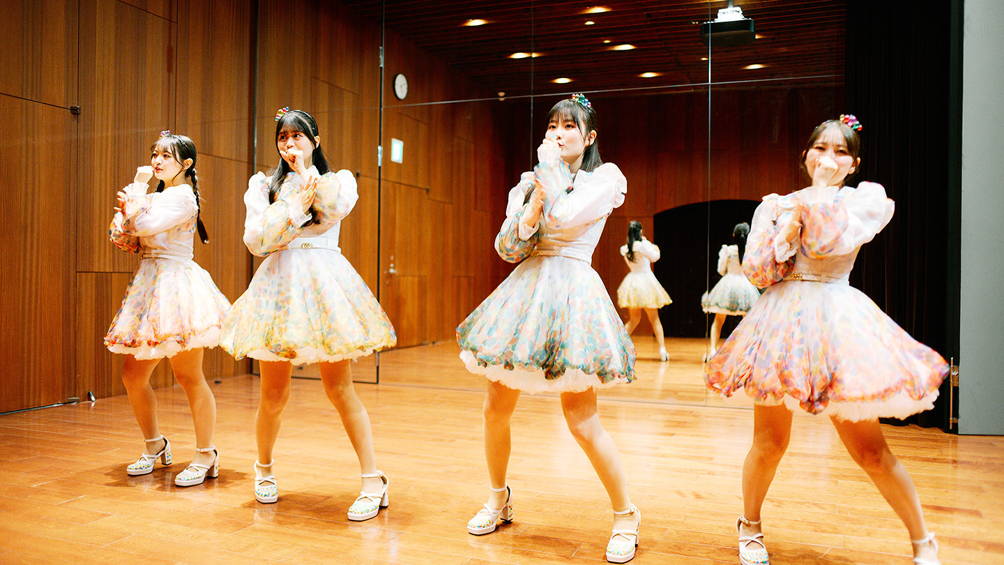 パフォーマンスをしているりんご娘