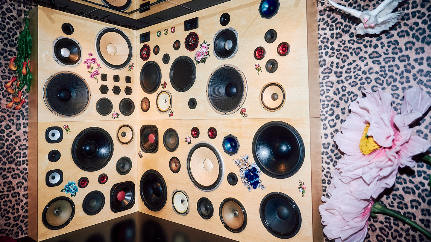 無数のスピーカーが埋め込まれた壁面