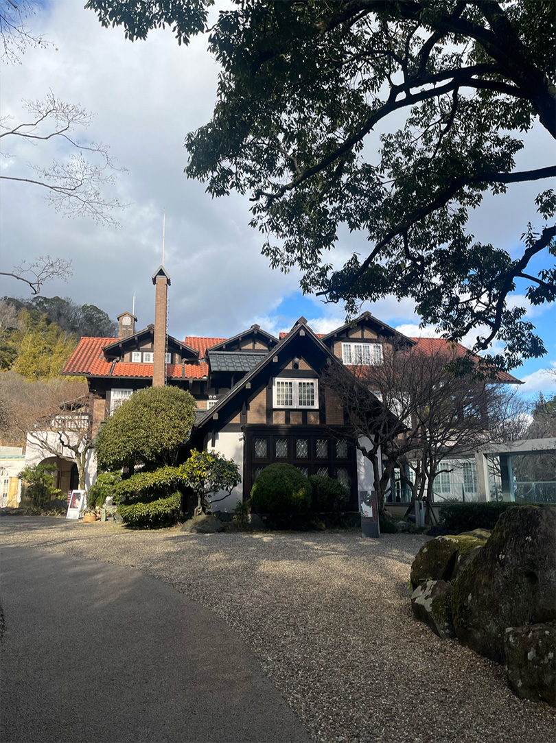 自然に囲まれたアサヒグループ大山崎山荘美術館の建物