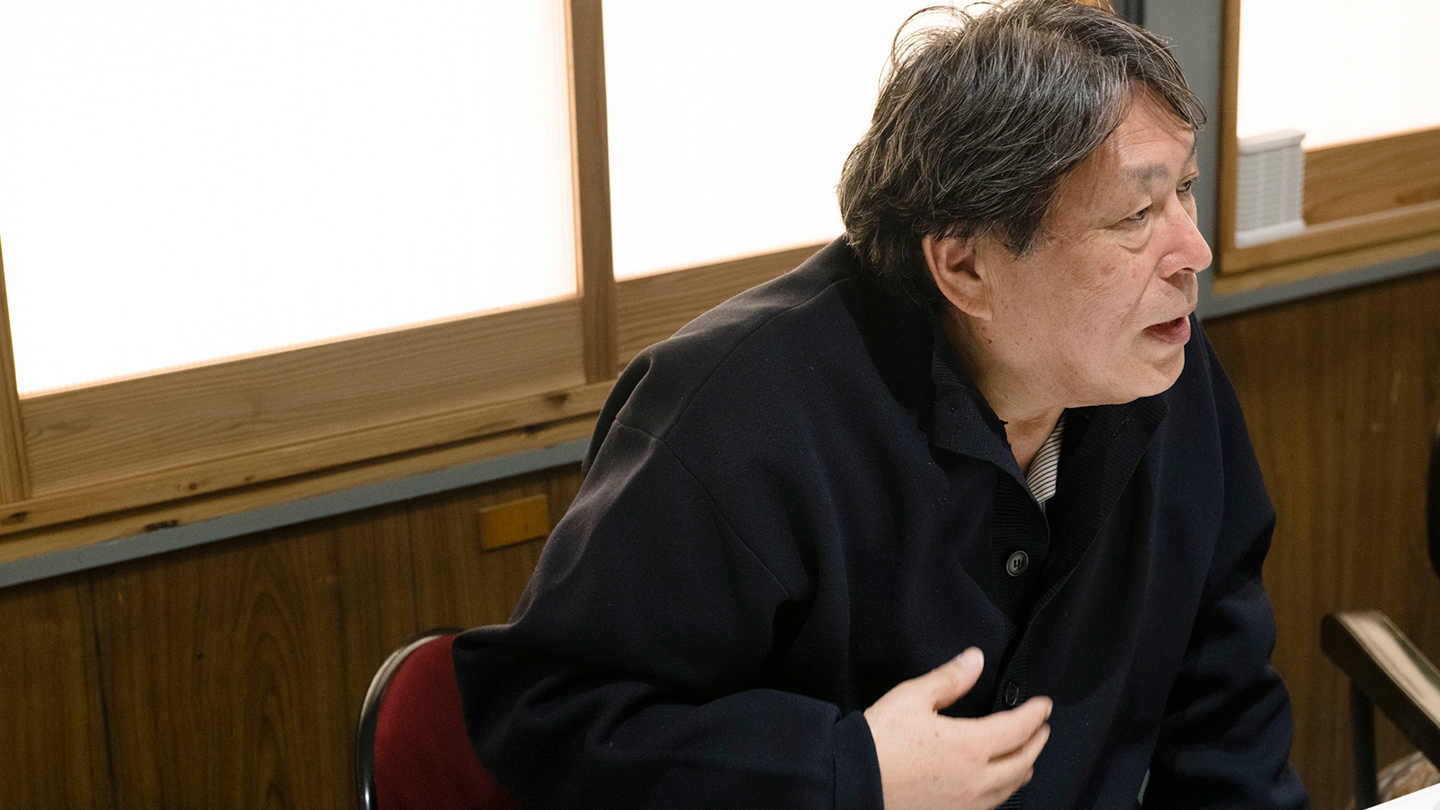 椅子に座り話している松本さん