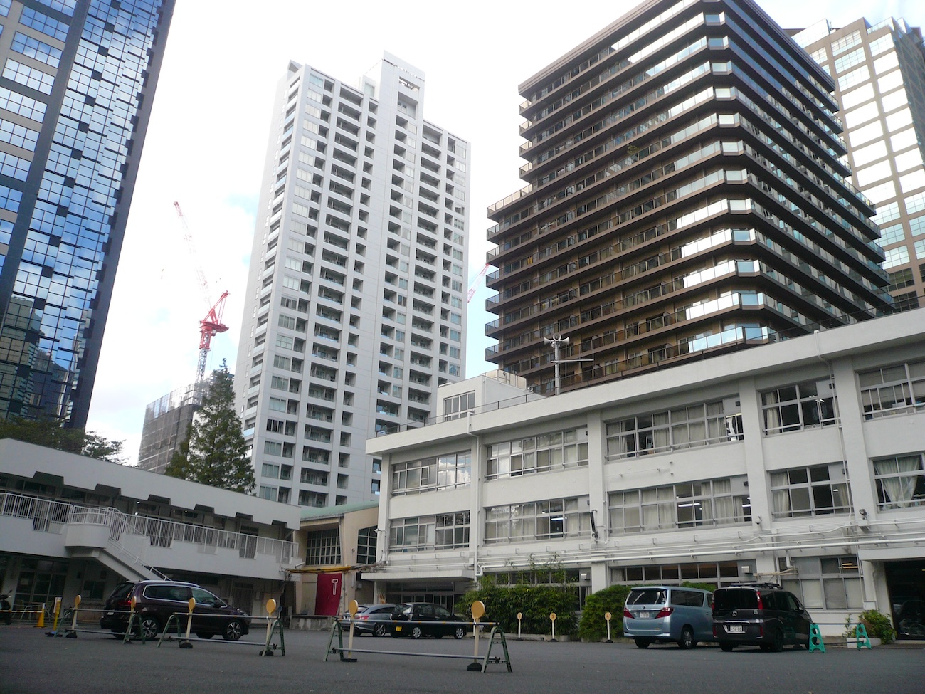 学校の校舎があり、そのまわりに高層ビルが立ち並んでいる