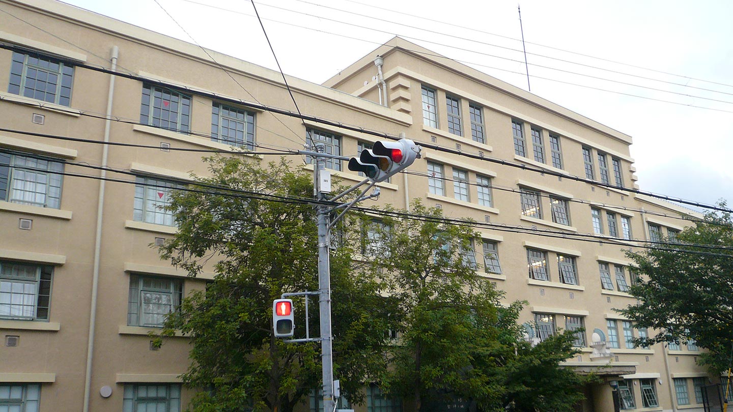 黄土色の壁で、窓が配置された洋館