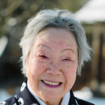 雪景色を背景に立つ細越澤さん
