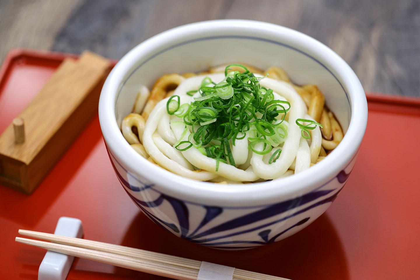 濃いたまり醤油のタレが絡まった伊勢うどん