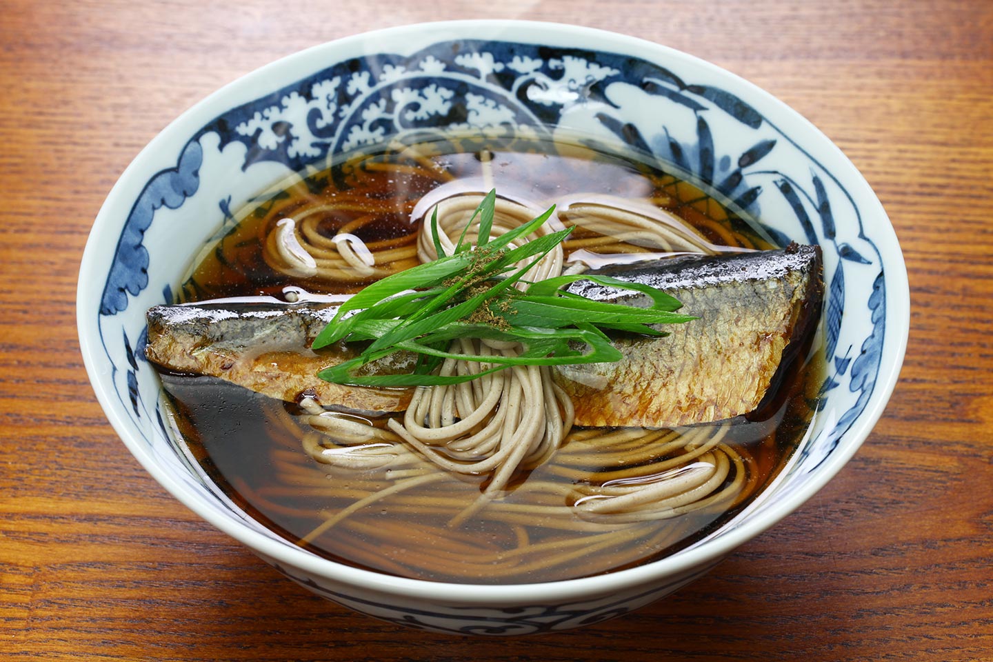 そばの上にニシンと青ネギが乗ったニシンそば