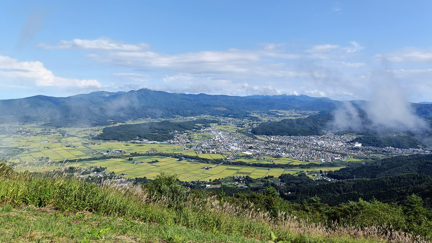 広い空の下に広がる遠野市の全景