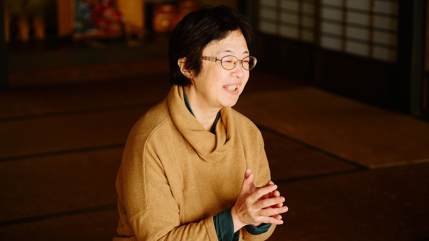 座ってインタビューに答える前川さん