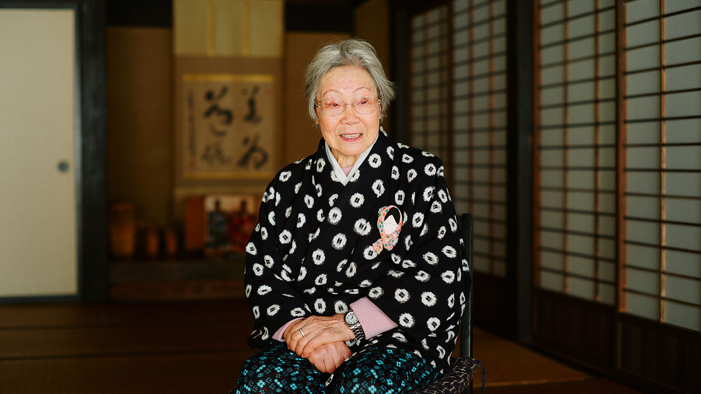 椅子に座ってインタビューに答える細越澤さん