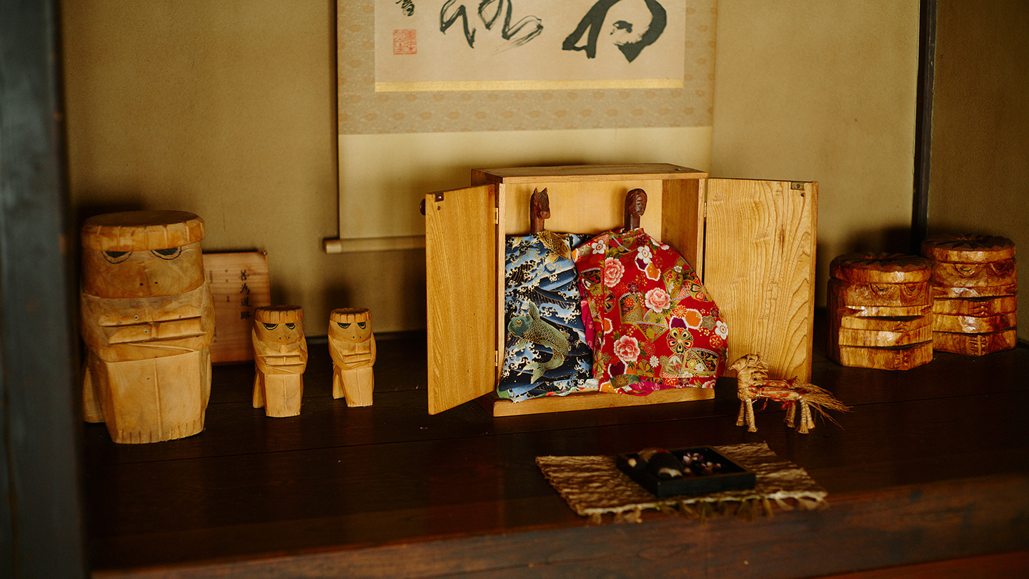 床の間に飾られた馬の顔をした男女「おしらさま」の像。その両脇に木彫りの河童の像が飾られている