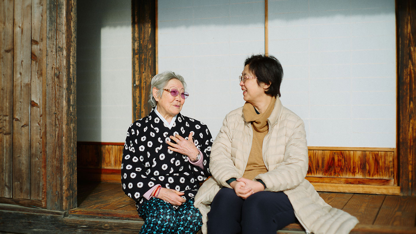 縁側に座って話している細越澤さんと前川さん