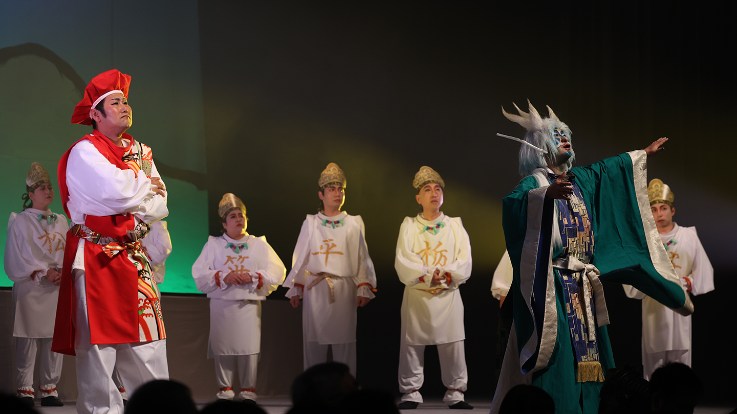 衣装を着たキャストが演じている